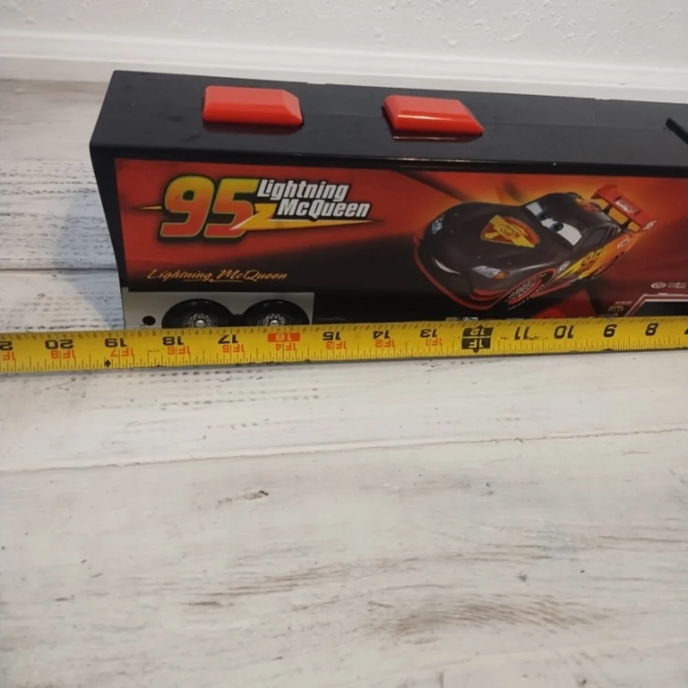 DISNEY PIXAR CARS DISNEY STORE CARBON RACER MACK LAUNCHER W/ LIGHTNING MCQUEEN